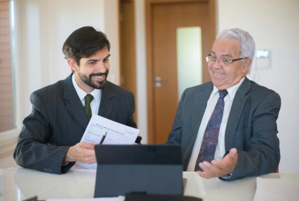 Firma de contrato de confidencialidad (NDA) para protección de información empresarial